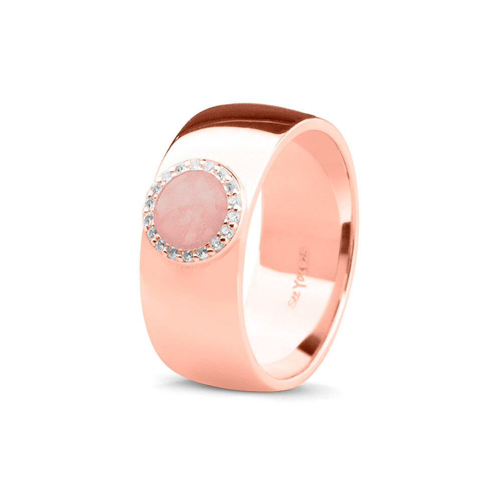 Gladde ring 8 mm uit onze serie gedenksieraden, waar aan de bovenzijde zichtbaar as of haar verwerkt wordt in een rondje, rondom gezet met zirkonia's of diamanten naar keuze. Blush