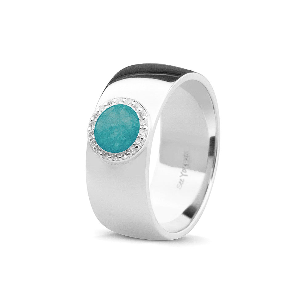 Gladde ring 8 mm uit onze serie gedenksieraden, waar aan de bovenzijde zichtbaar as of haar verwerkt wordt in een rondje, rondom gezet met zirkonia's of diamanten naar keuze. Aqua