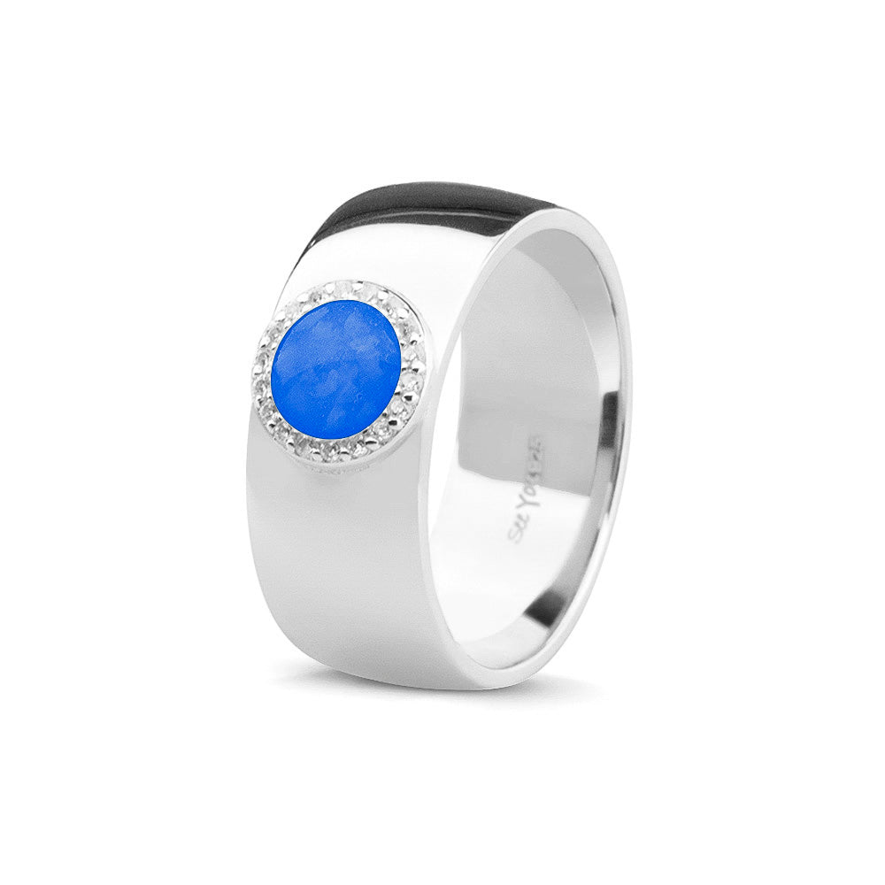 Gladde ring 8 mm uit onze serie gedenksieraden, waar aan de bovenzijde zichtbaar as of haar verwerkt wordt in een rondje, rondom gezet met zirkonia's of diamanten naar keuze. Blue