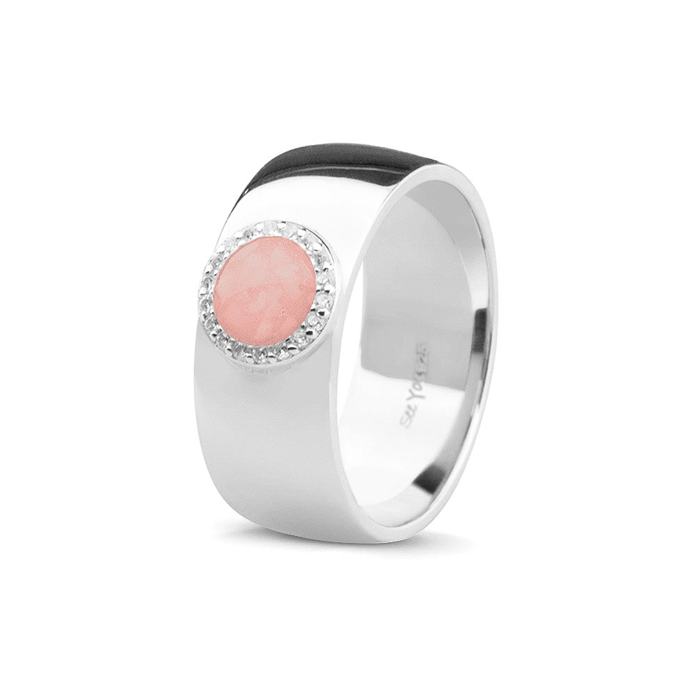 Gladde ring 8 mm uit onze serie gedenksieraden, waar aan de bovenzijde zichtbaar as of haar verwerkt wordt in een rondje, rondom gezet met zirkonia's of diamanten naar keuze. Blush