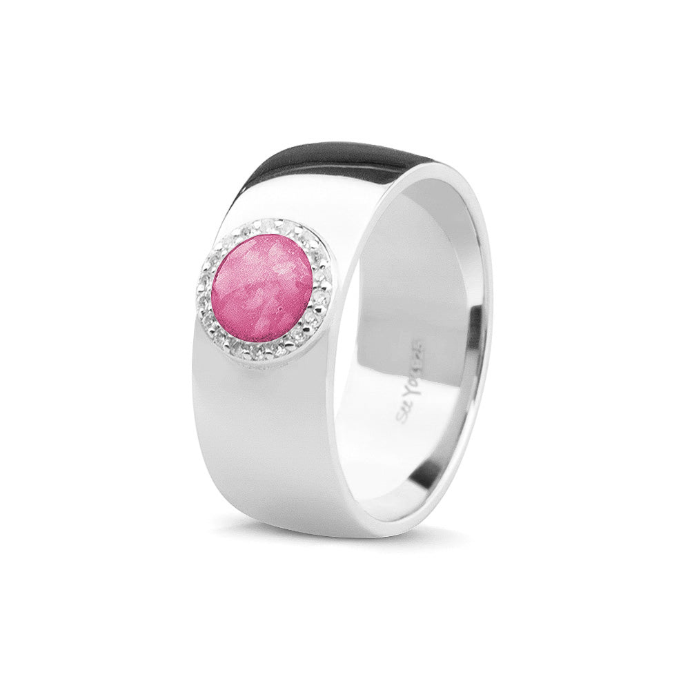 Gladde ring 8 mm uit onze serie gedenksieraden, waar aan de bovenzijde zichtbaar as of haar verwerkt wordt in een rondje, rondom gezet met zirkonia's of diamanten naar keuze. Fluo