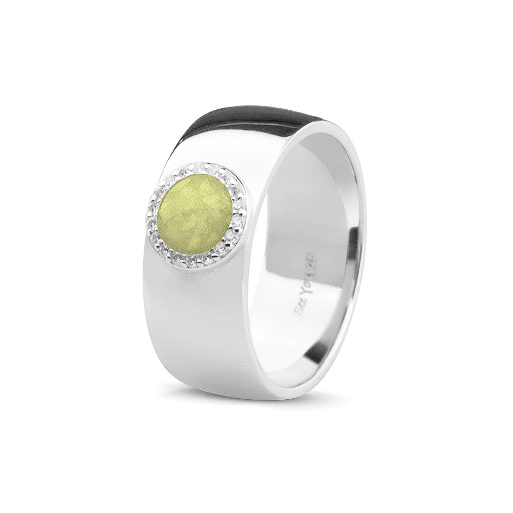 Gladde ring 8 mm uit onze serie gedenksieraden, waar aan de bovenzijde zichtbaar as of haar verwerkt wordt in een rondje, rondom gezet met zirkonia's of diamanten naar keuze. Olive