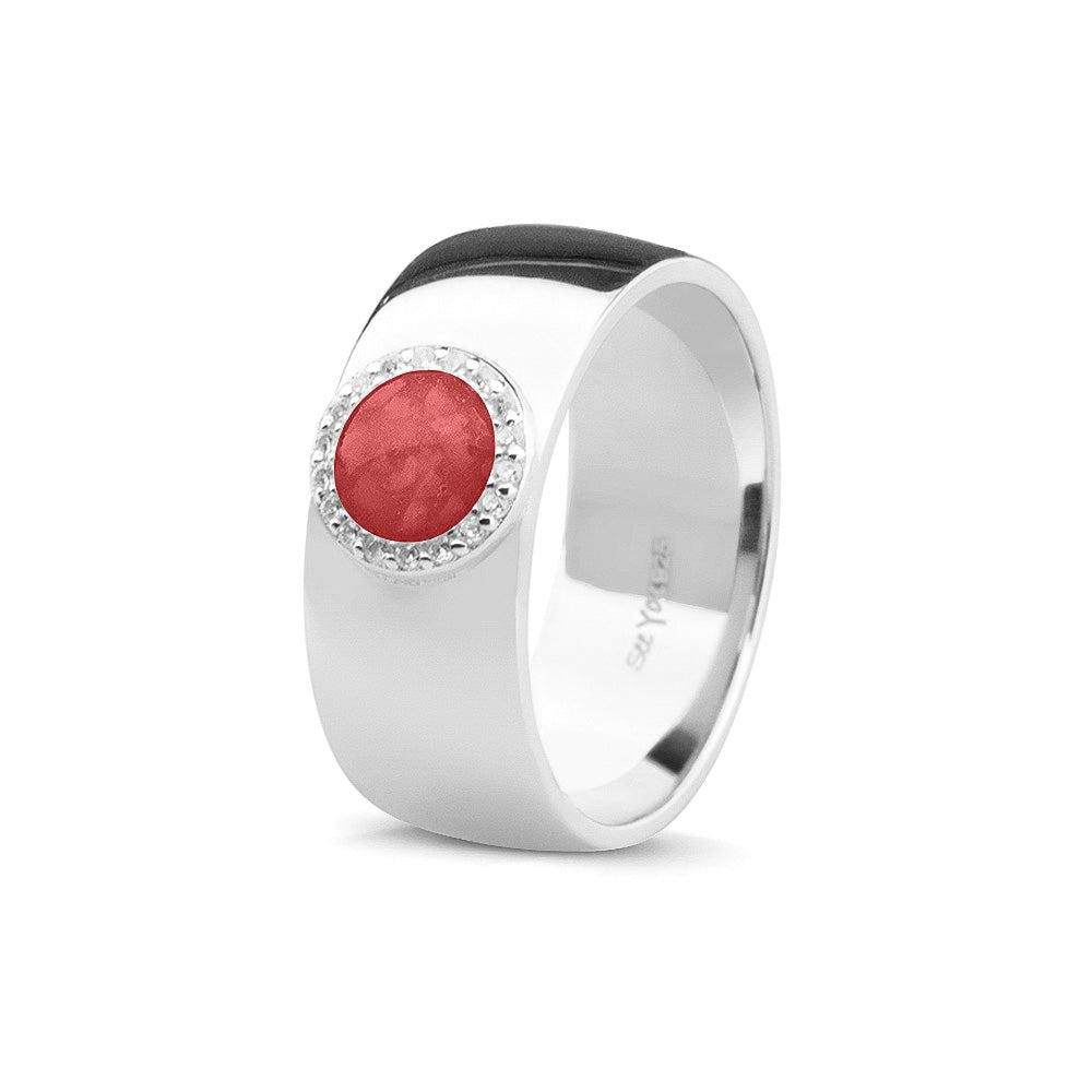 Gladde ring 8 mm uit onze serie gedenksieraden, waar aan de bovenzijde zichtbaar as of haar verwerkt wordt in een rondje, rondom gezet met zirkonia's of diamanten naar keuze. Red