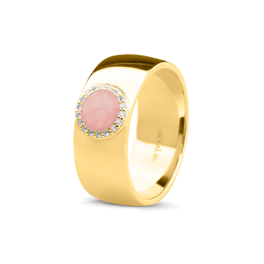 Gladde ring 8 mm uit onze serie gedenksieraden, waar aan de bovenzijde zichtbaar as of haar verwerkt wordt in een rondje, rondom gezet met zirkonia's of diamanten naar keuze. Blush