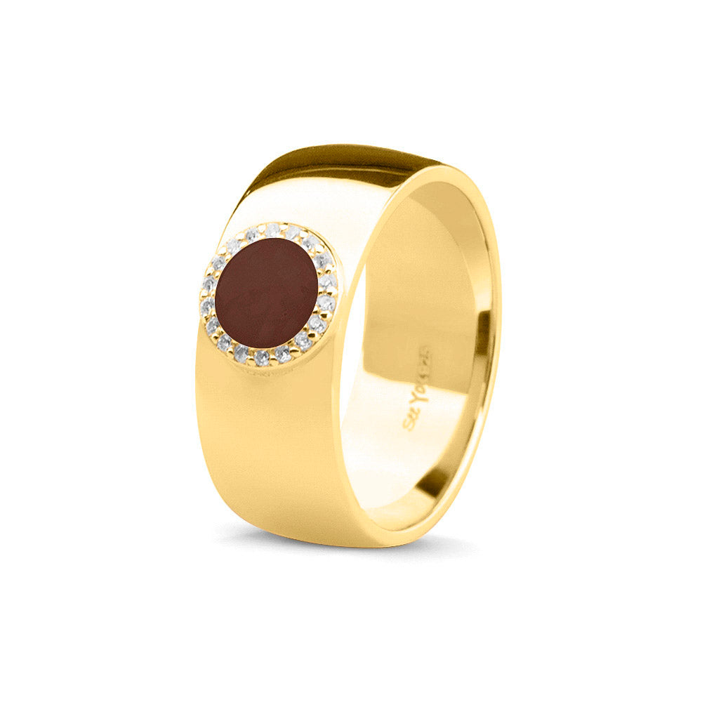 Gladde ring 8 mm uit onze serie gedenksieraden, waar aan de bovenzijde zichtbaar as of haar verwerkt wordt in een rondje, rondom gezet met zirkonia's of diamanten naar keuze. Brown