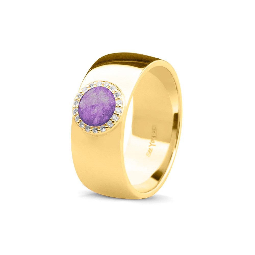 Gladde ring 8 mm uit onze serie gedenksieraden, waar aan de bovenzijde zichtbaar as of haar verwerkt wordt in een rondje, rondom gezet met zirkonia's of diamanten naar keuze. Purple