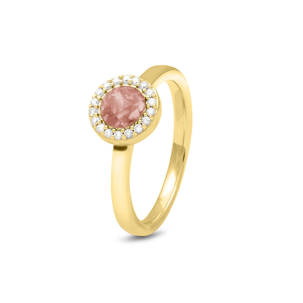  Gedenksieraad, ring 2.5 mm breed met edelstenen naar keuze rondom het compartiment  waar zichtbaar as of haar  in verwerkt wordt. Blush