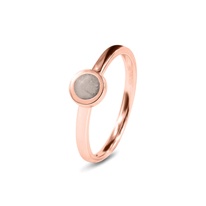 Diameter rondje: 6 mm, Ringband: 2 mm. Gedenksieraad, ring met een rondje er boven op , waar zichtbaar as of haar  in verwerkt wordt. Silver