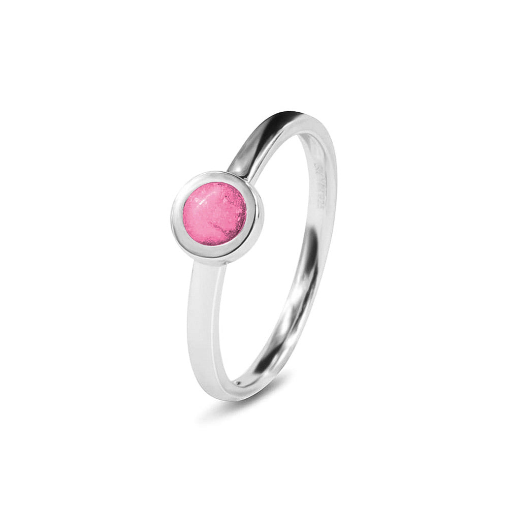 Diameter rondje: 6 mm, Ringband: 2 mm. Gedenksieraad, ring met een rondje er boven op , waar zichtbaar as of haar  in verwerkt wordt. Fluo