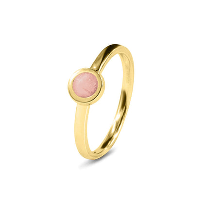 Diameter rondje: 6 mm, Ringband: 2 mm. Gedenksieraad, ring met een rondje er boven op , waar zichtbaar as of haar  in verwerkt wordt. Blush