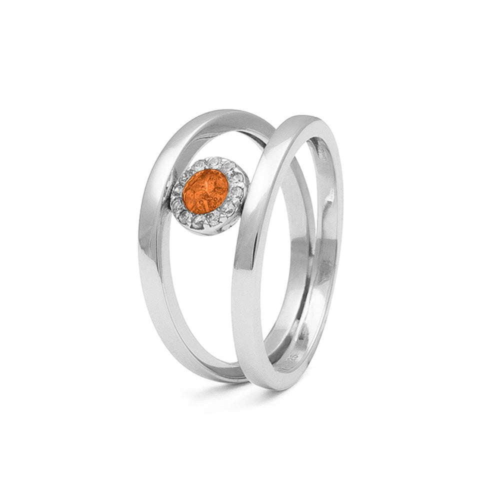 Gedenksieraad, gladde ring waar aan de bovenzijde zichtbaar as of haar verwerkt wordt, rondom gezet met zirkonia's of diamanten naar keuze. Orange