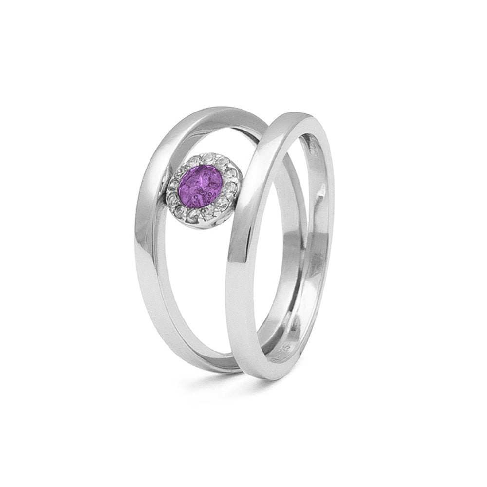 Gedenksieraad, gladde ring waar aan de bovenzijde zichtbaar as of haar verwerkt wordt, rondom gezet met zirkonia's of diamanten naar keuze. Purple