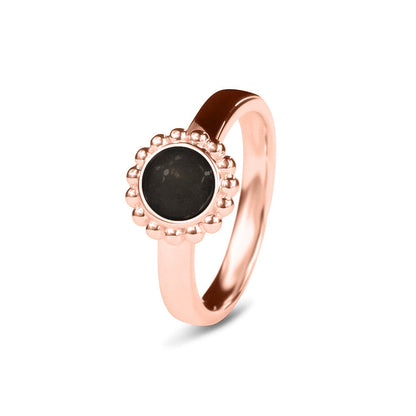 Breedte 4 mm, Diameter bovenzijde: 9.5 mm. Gedenksieraad, asring met parelrand waar aan de bovenzijde zichtbaar as of haar verwerkt wordt. Black