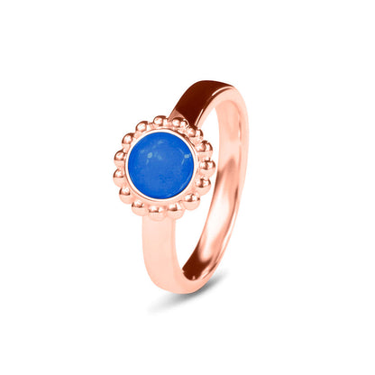 Breedte 4 mm, Diameter bovenzijde: 9.5 mm. Gedenksieraad, asring met parelrand waar aan de bovenzijde zichtbaar as of haar verwerkt wordt. Blue