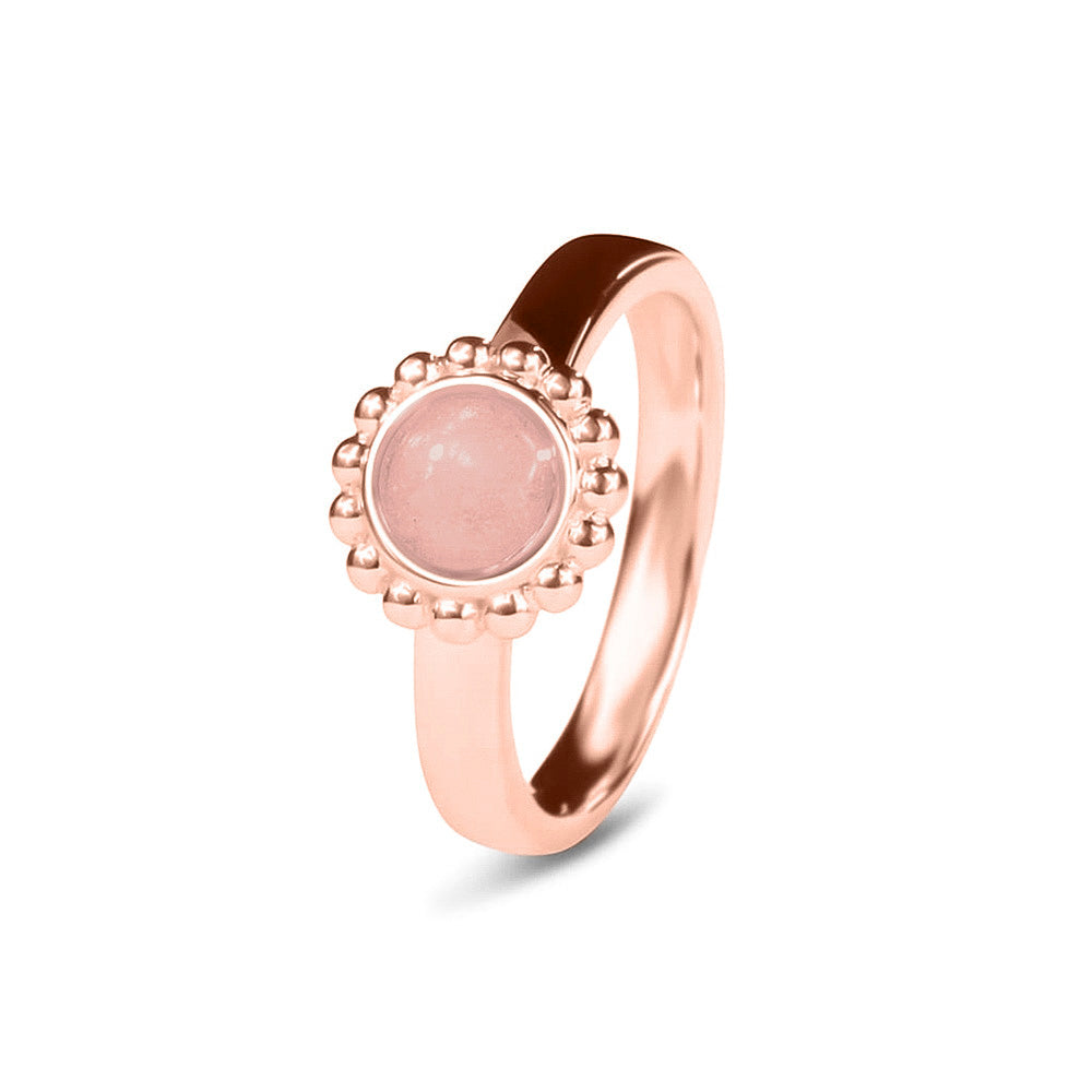 Breedte 4 mm, Diameter bovenzijde: 9.5 mm. Gedenksieraad, asring met parelrand waar aan de bovenzijde zichtbaar as of haar verwerkt wordt. Blush