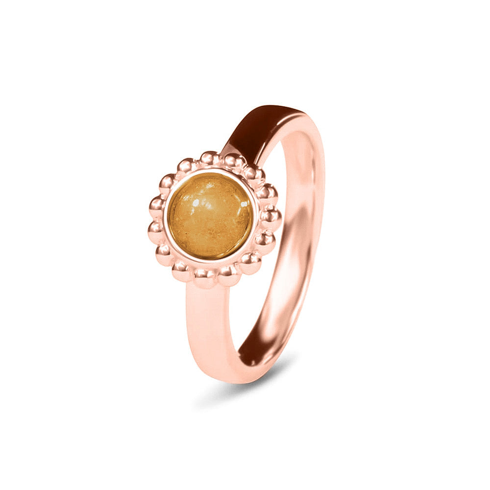 Breedte 4 mm, Diameter bovenzijde: 9.5 mm. Gedenksieraad, asring met parelrand waar aan de bovenzijde zichtbaar as of haar verwerkt wordt. Gold