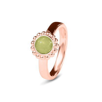 Breedte 4 mm, Diameter bovenzijde: 9.5 mm. Gedenksieraad, asring met parelrand waar aan de bovenzijde zichtbaar as of haar verwerkt wordt. Olive