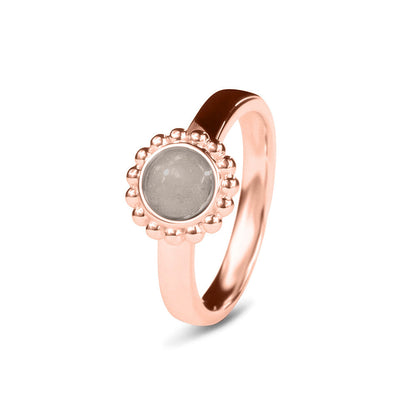 Breedte 4 mm, Diameter bovenzijde: 9.5 mm. Gedenksieraad, asring met parelrand waar aan de bovenzijde zichtbaar as of haar verwerkt wordt. Silver