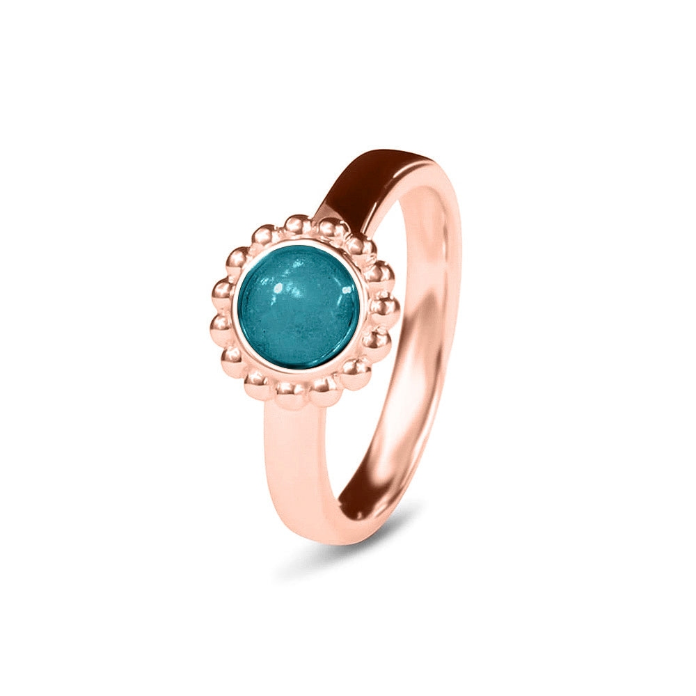 Breedte 4 mm, Diameter bovenzijde: 9.5 mm. Gedenksieraad, asring met parelrand waar aan de bovenzijde zichtbaar as of haar verwerkt wordt. Turquoise