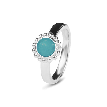 Breedte 4 mm, Diameter bovenzijde: 9.5 mm. Gedenksieraad, asring met parelrand waar aan de bovenzijde zichtbaar as of haar verwerkt wordt. Aqua