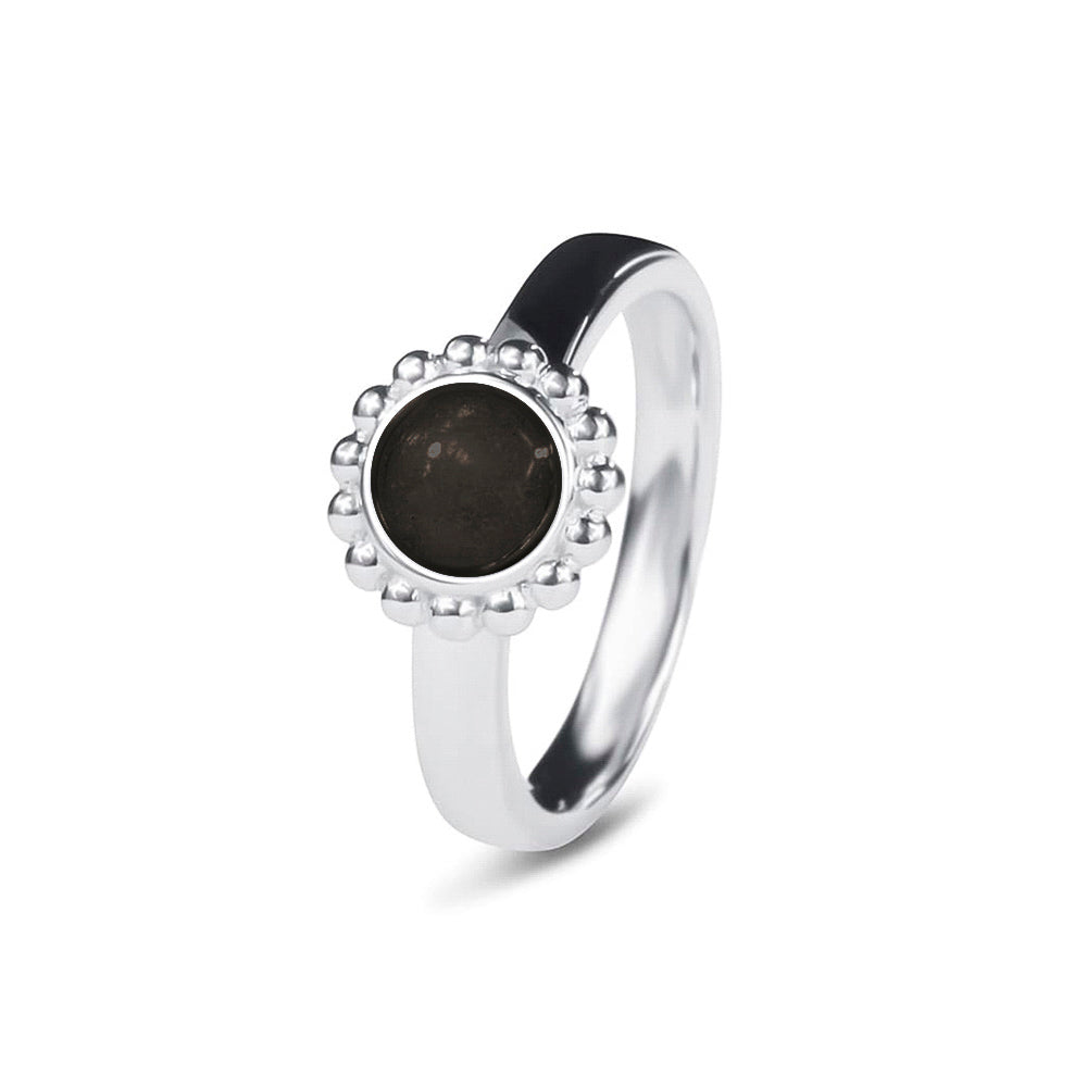 Breedte 4 mm, Diameter bovenzijde: 9.5 mm. Gedenksieraad, asring met parelrand waar aan de bovenzijde zichtbaar as of haar verwerkt wordt. Black