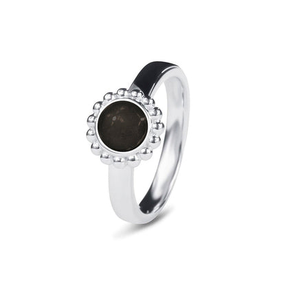 Breedte 4 mm, Diameter bovenzijde: 9.5 mm. Gedenksieraad, asring met parelrand waar aan de bovenzijde zichtbaar as of haar verwerkt wordt. Black