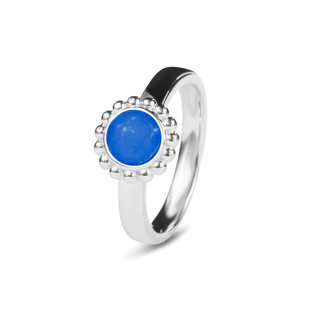 Breedte 4 mm, Diameter bovenzijde: 9.5 mm. Gedenksieraad, asring met parelrand waar aan de bovenzijde zichtbaar as of haar verwerkt wordt. Blue