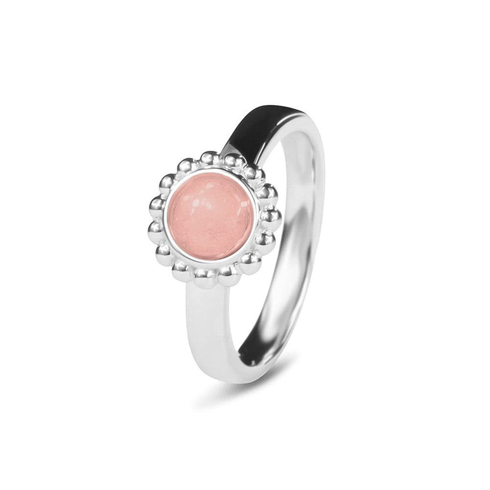 Breedte 4 mm, Diameter bovenzijde: 9.5 mm. Gedenksieraad, asring met parelrand waar aan de bovenzijde zichtbaar as of haar verwerkt wordt. Blush