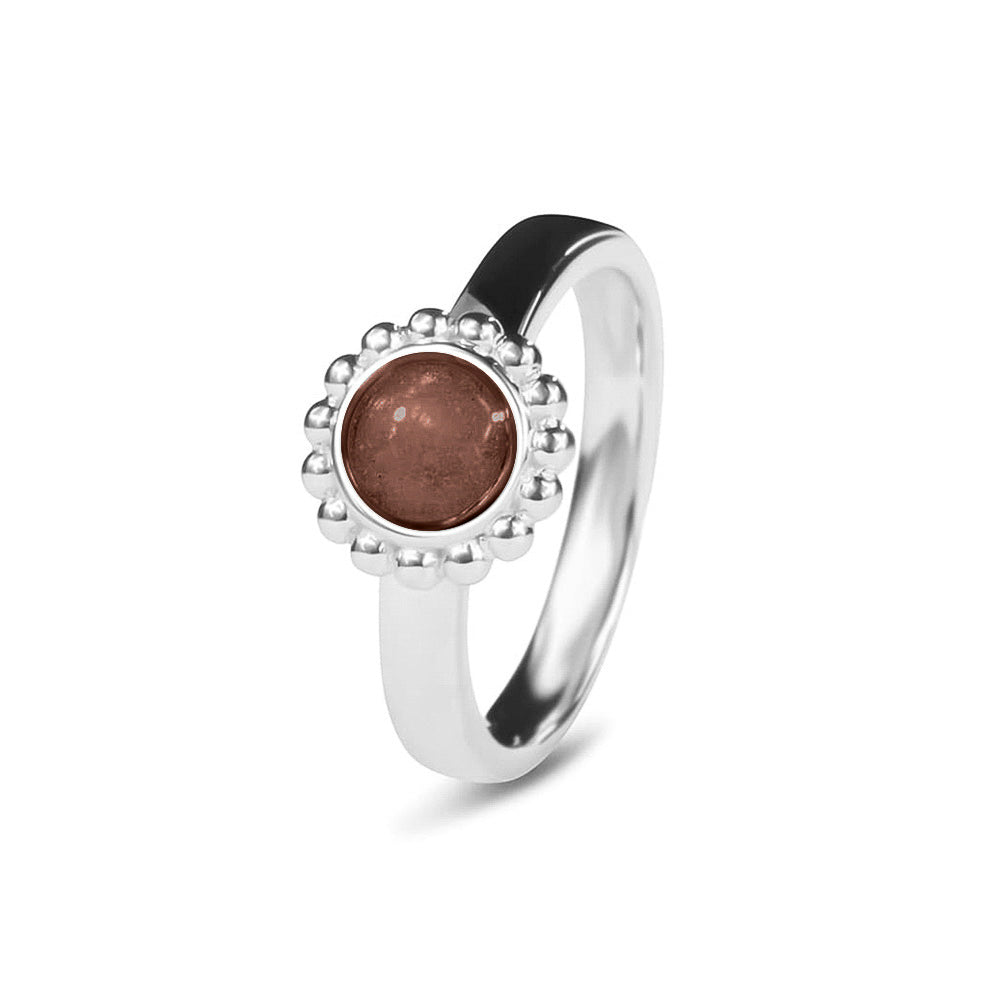 Breedte 4 mm, Diameter bovenzijde: 9.5 mm. Gedenksieraad, asring met parelrand waar aan de bovenzijde zichtbaar as of haar verwerkt wordt. Brown