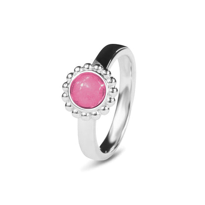 Breedte 4 mm, Diameter bovenzijde: 9.5 mm. Gedenksieraad, asring met parelrand waar aan de bovenzijde zichtbaar as of haar verwerkt wordt. Fluo