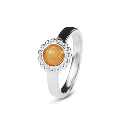 Breedte 4 mm, Diameter bovenzijde: 9.5 mm. Gedenksieraad, asring met parelrand waar aan de bovenzijde zichtbaar as of haar verwerkt wordt. Gold
