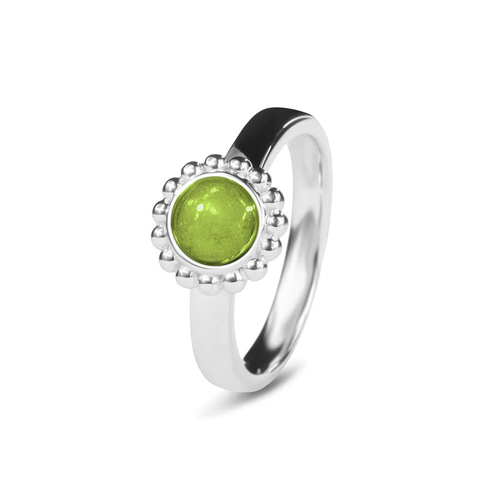 Breedte 4 mm, Diameter bovenzijde: 9.5 mm. Gedenksieraad, asring met parelrand waar aan de bovenzijde zichtbaar as of haar verwerkt wordt. Green