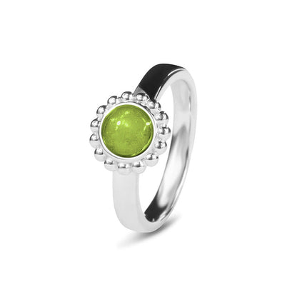 Breedte 4 mm, Diameter bovenzijde: 9.5 mm. Gedenksieraad, asring met parelrand waar aan de bovenzijde zichtbaar as of haar verwerkt wordt. Green