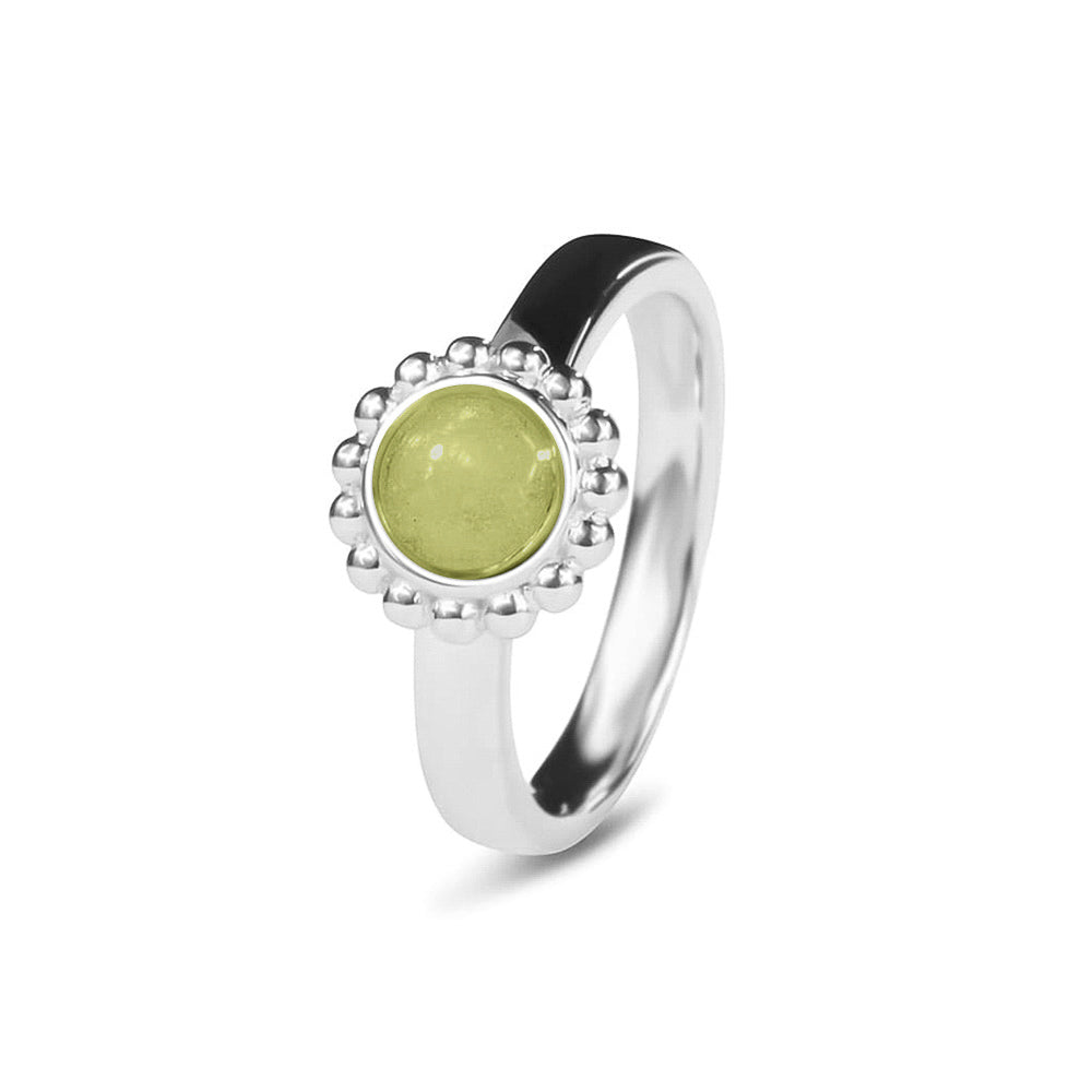 Breedte 4 mm, Diameter bovenzijde: 9.5 mm. Gedenksieraad, asring met parelrand waar aan de bovenzijde zichtbaar as of haar verwerkt wordt. Olive