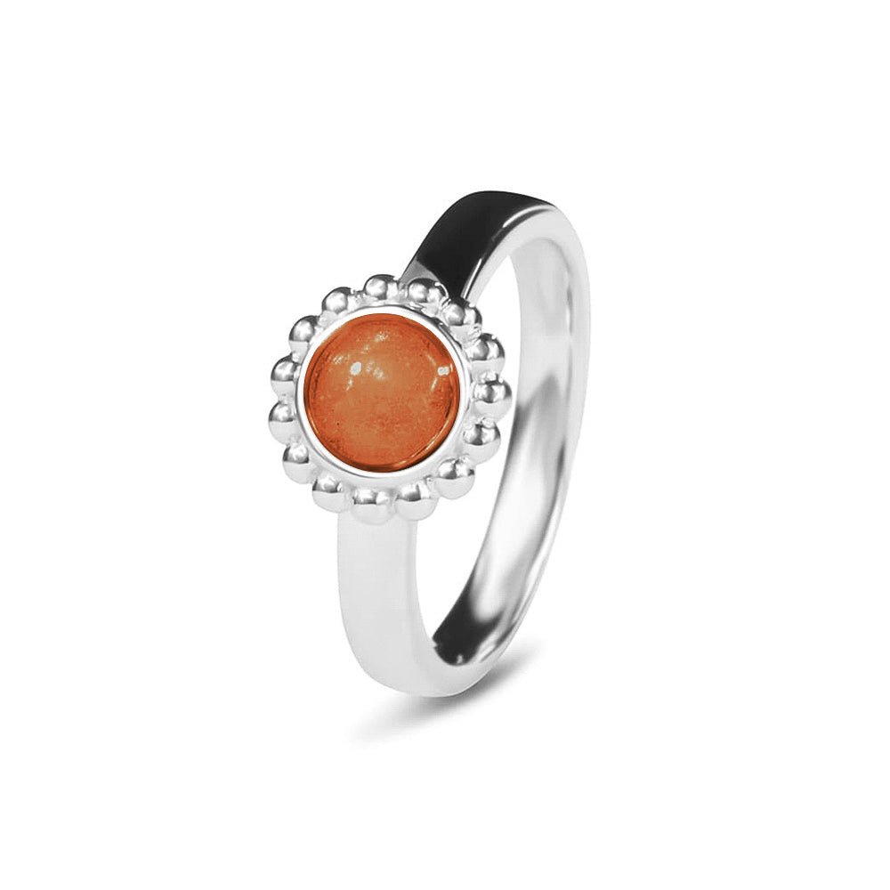 Breedte 4 mm, Diameter bovenzijde: 9.5 mm. Gedenksieraad, asring met parelrand waar aan de bovenzijde zichtbaar as of haar verwerkt wordt. Orange