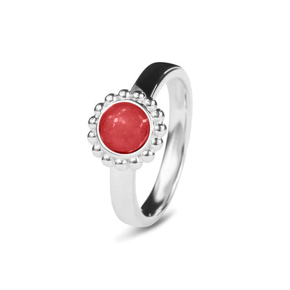Breedte 4 mm, Diameter bovenzijde: 9.5 mm. Gedenksieraad, asring met parelrand waar aan de bovenzijde zichtbaar as of haar verwerkt wordt. Red