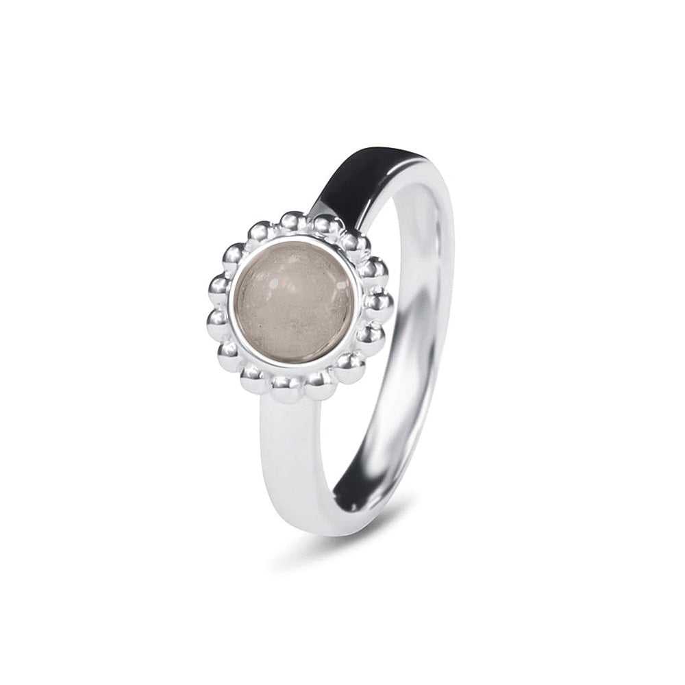Breedte 4 mm, Diameter bovenzijde: 9.5 mm. Gedenksieraad, asring met parelrand waar aan de bovenzijde zichtbaar as of haar verwerkt wordt. Silver