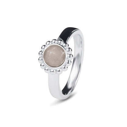 Breedte 4 mm, Diameter bovenzijde: 9.5 mm. Gedenksieraad, asring met parelrand waar aan de bovenzijde zichtbaar as of haar verwerkt wordt. Silver