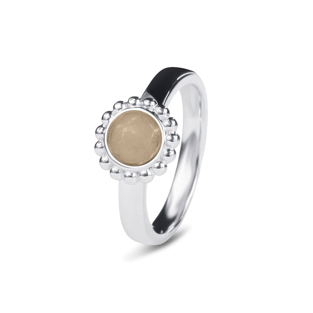 Breedte 4 mm, Diameter bovenzijde: 9.5 mm. Gedenksieraad, asring met parelrand waar aan de bovenzijde zichtbaar as of haar verwerkt wordt. Transparent