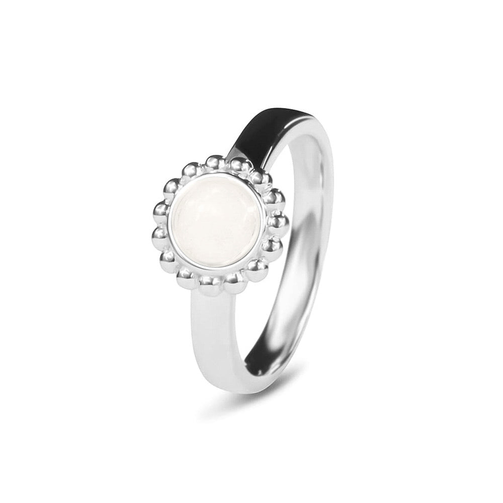 Breedte 4 mm, Diameter bovenzijde: 9.5 mm. Gedenksieraad, asring met parelrand waar aan de bovenzijde zichtbaar as of haar verwerkt wordt. White