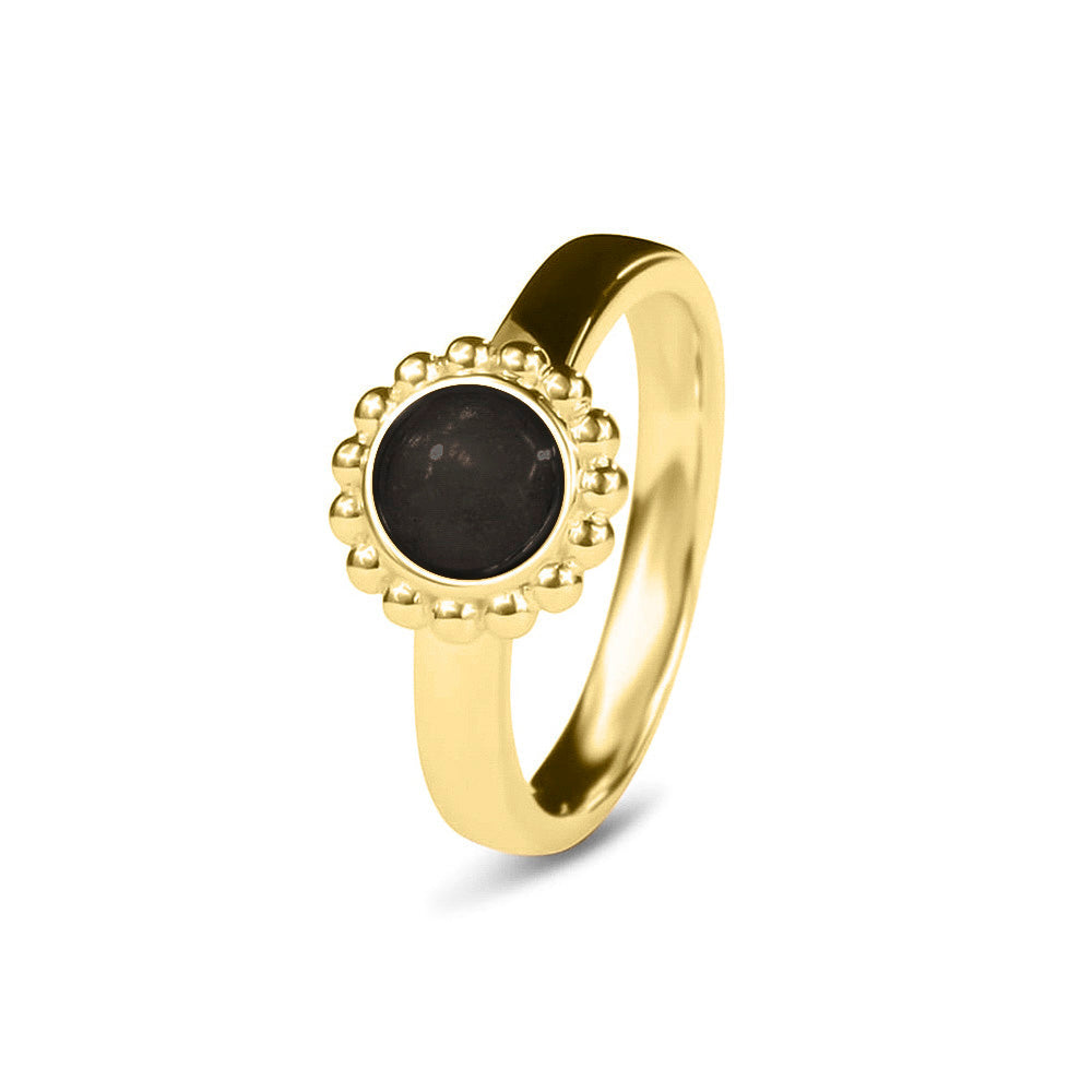 Breedte 4 mm, Diameter bovenzijde: 9.5 mm. Gedenksieraad, asring met parelrand waar aan de bovenzijde zichtbaar as of haar verwerkt wordt. Black