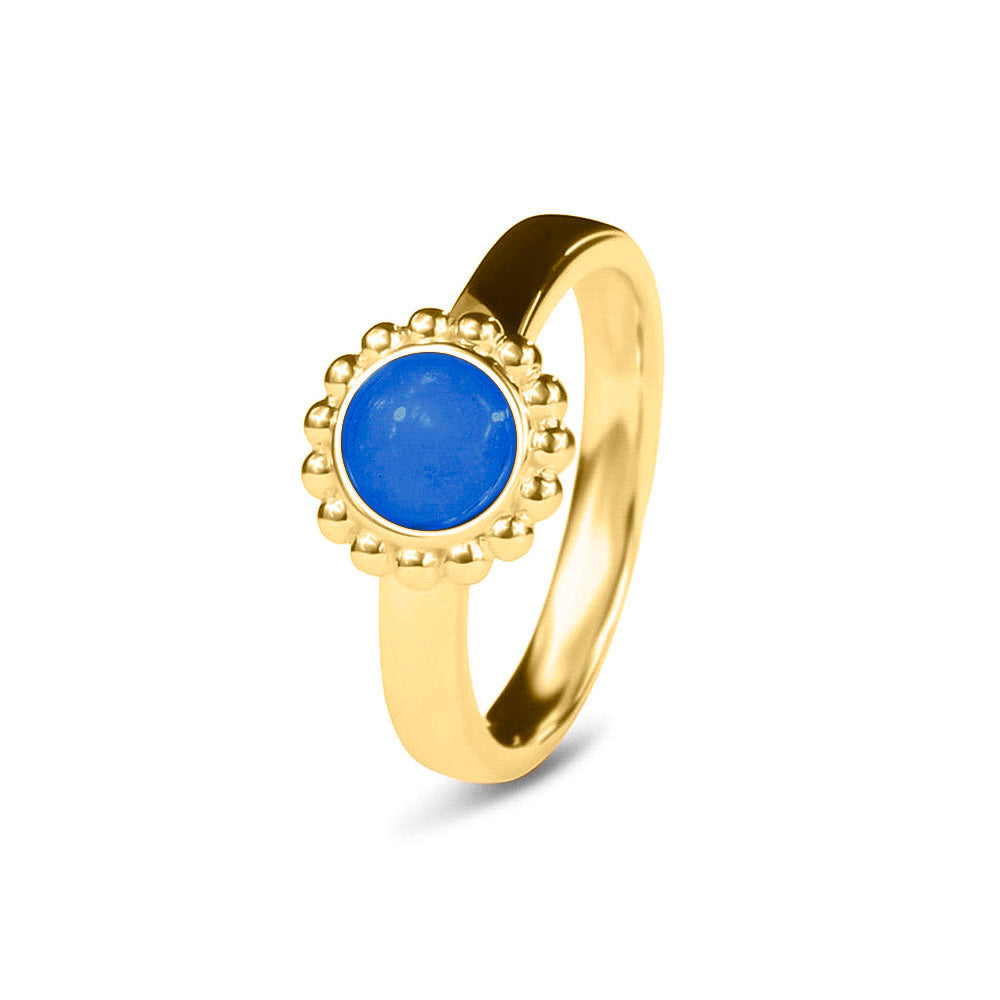 Breedte 4 mm, Diameter bovenzijde: 9.5 mm. Gedenksieraad, asring met parelrand waar aan de bovenzijde zichtbaar as of haar verwerkt wordt. Blue