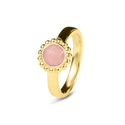 Breedte 4 mm, Diameter bovenzijde: 9.5 mm. Gedenksieraad, asring met parelrand waar aan de bovenzijde zichtbaar as of haar verwerkt wordt. Blush