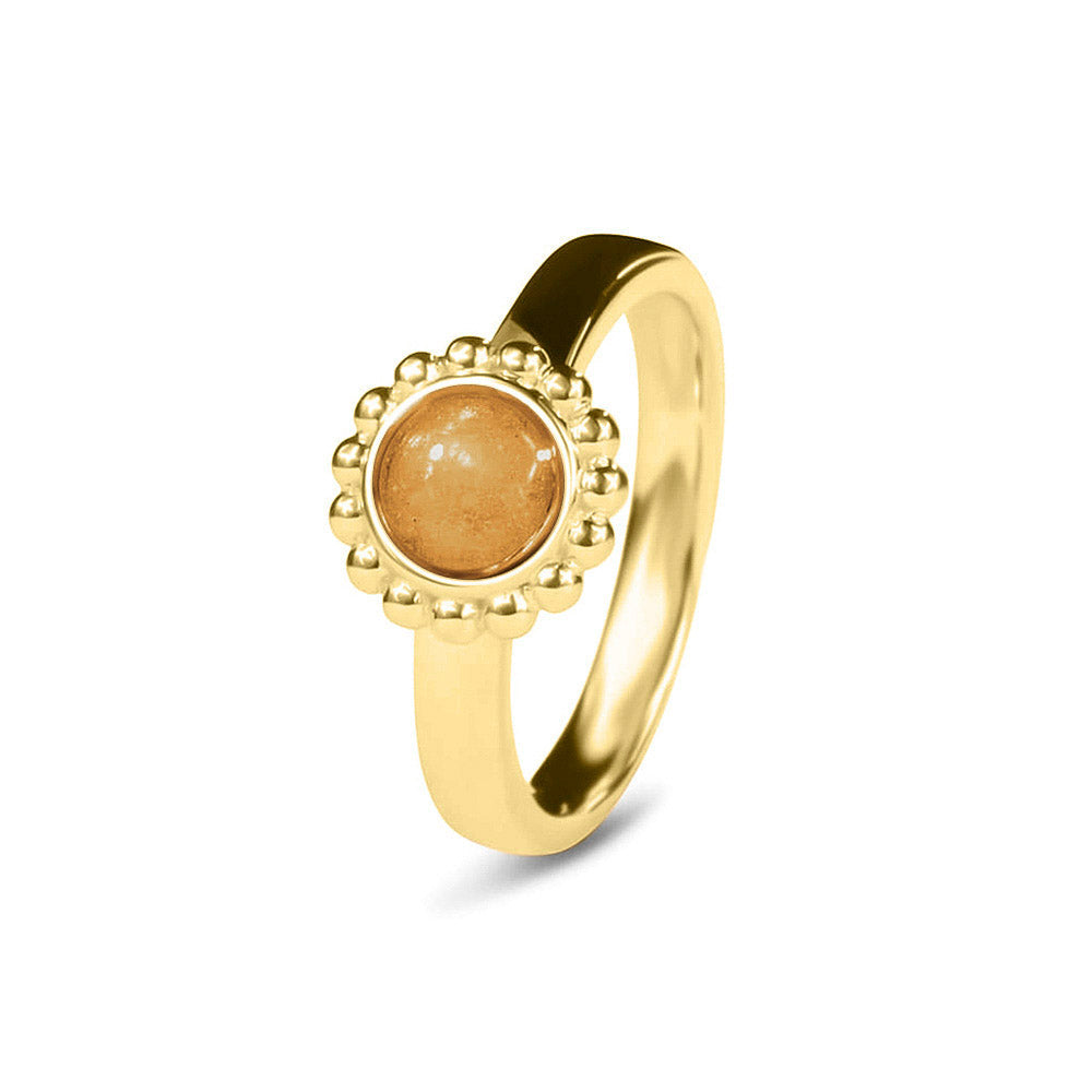 Breedte 4 mm, Diameter bovenzijde: 9.5 mm. Gedenksieraad, asring met parelrand waar aan de bovenzijde zichtbaar as of haar verwerkt wordt. Gold