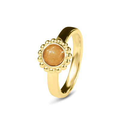 Breedte 4 mm, Diameter bovenzijde: 9.5 mm. Gedenksieraad, asring met parelrand waar aan de bovenzijde zichtbaar as of haar verwerkt wordt. Gold