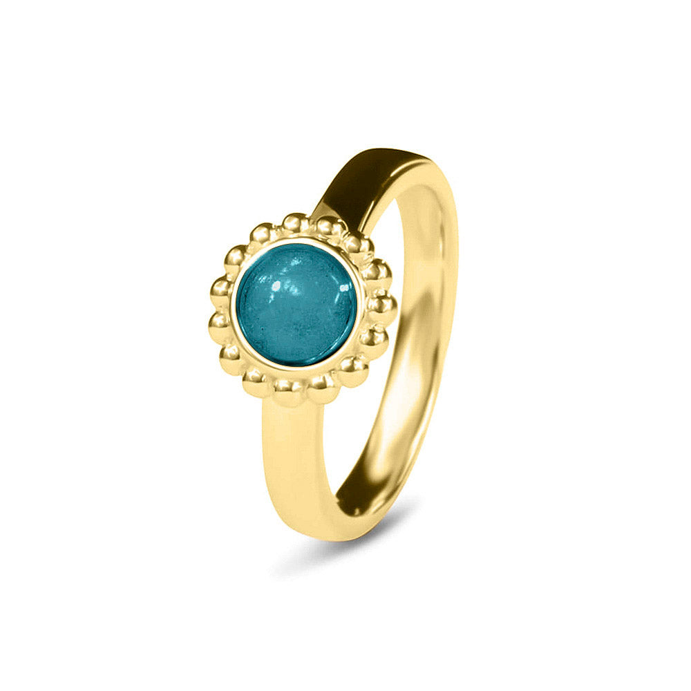 Breedte 4 mm, Diameter bovenzijde: 9.5 mm. Gedenksieraad, asring met parelrand waar aan de bovenzijde zichtbaar as of haar verwerkt wordt. Turquoise
