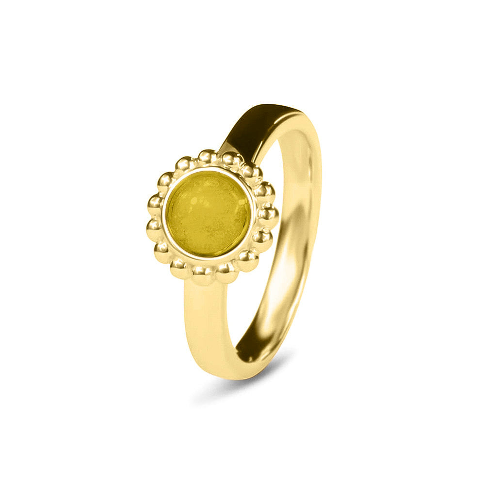 Breedte 4 mm, Diameter bovenzijde: 9.5 mm. Gedenksieraad, asring met parelrand waar aan de bovenzijde zichtbaar as of haar verwerkt wordt. Yellow