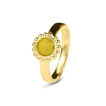 Breedte 4 mm, Diameter bovenzijde: 9.5 mm. Gedenksieraad, asring met parelrand waar aan de bovenzijde zichtbaar as of haar verwerkt wordt. Yellow