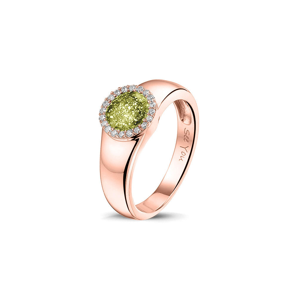 Gedenksieraad, gladde ring waar aan de bovenzijde zichtbaar as of haar verwerkt wordt in een rondje, rondom gezet met zirkonia's of diamanten naar keuze. Olive