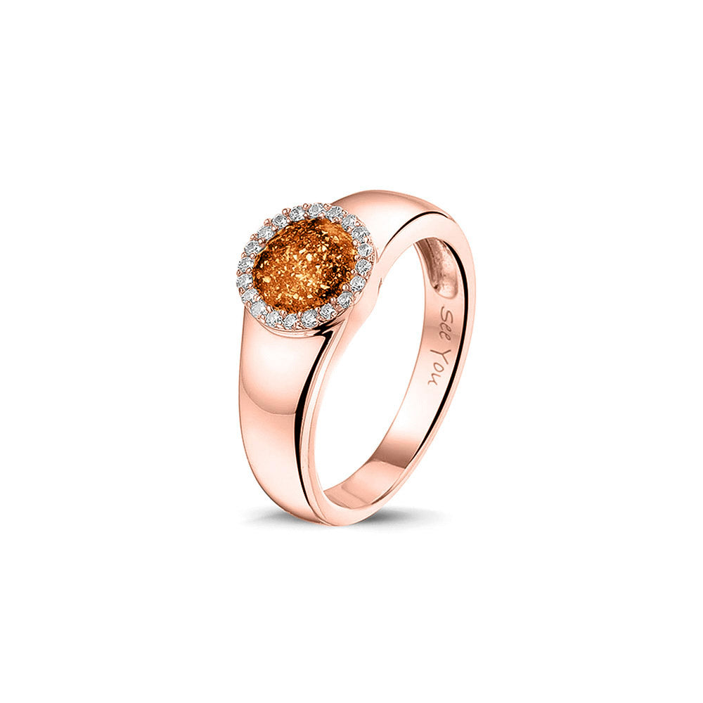 Gedenksieraad, gladde ring waar aan de bovenzijde zichtbaar as of haar verwerkt wordt in een rondje, rondom gezet met zirkonia's of diamanten naar keuze. Orange